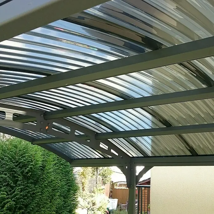 Palram – Canopia Carport Atlas 5000 - Medidas ext. (An x Pr): 2,88 x 4,95 m, Carport individual - Primer plano de una cochera moderna con techo curvo hecho de paneles claros y un marco de metal robusto, que combina protección y estilo.