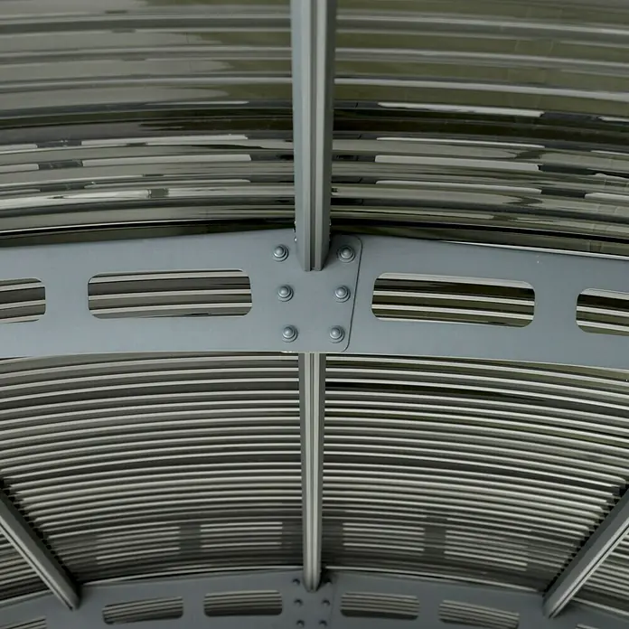 Palram – Canopia Carport Atlas 5000 - Außenmaß inkl. Dachüberstand (B x T): 2,88 x 4,95 m, Einzelcarport - Nahaufnahme einer Decke aus gewelltem Metall, verstärkt durch graue Stahlträger und Bolzen, die eine robuste und industrielle Ästhetik zeigt.