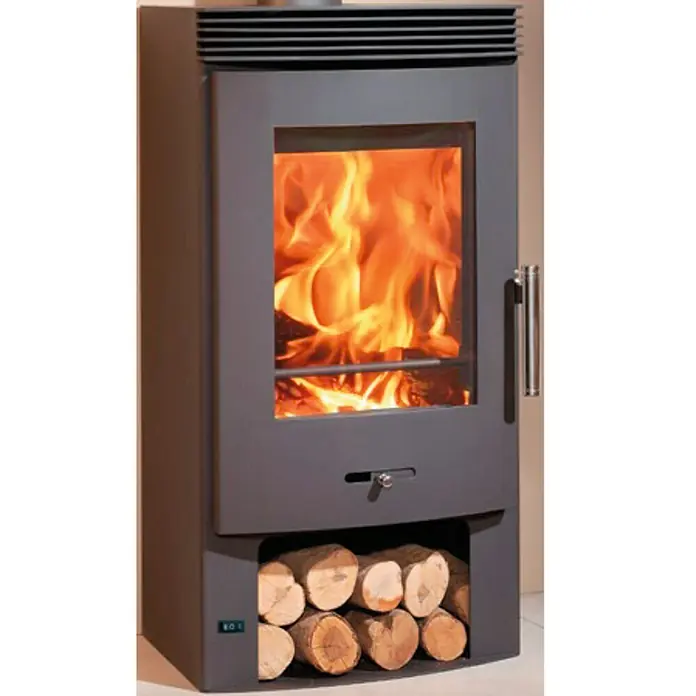 Panadero Estufa de leña Bergen - 7,5 kW, Volumen de calefacción: 230 m³, Gris fundido - Una estufa de leña moderna con troncos en el compartimento inferior y un fuego visible a través de una ventana de vidrio.