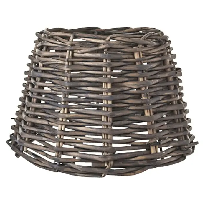 Home Sweet Home Lampenschirm Roseau - 20 cm, Dunkelbraun, Rattan, Oval - Nahaufnahme eines geflochtenen, konischen Weihnachtsbaumständers aus Rattan in natürlicher Farbgebung für festlichen Charme.