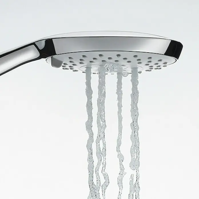 Roca Teleducha Sensum - Número de funciones: 4 ud., Cromo - Primer plano de un moderno cabezal de ducha con agua que fluye. El diseño es elegante y moderno, perfecto para un baño actual.