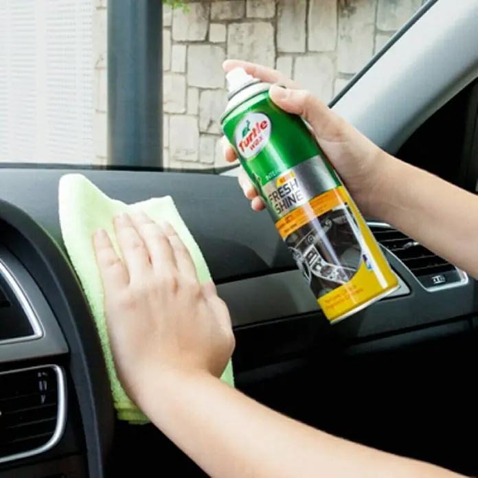 Turtle Wax Spray para salpicadero - Limón, 500 ml - Aplicación de Turtle Wax Fresh Shine al salpicadero de un coche con un paño verde para una limpieza y mantenimiento óptimos.