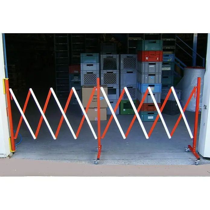Surtido de clips de sujeción - Robusto - Puerta de barrera expandible en naranja y blanco que asegura una zona de almacén. Ideal para almacenes y otros entornos comerciales.