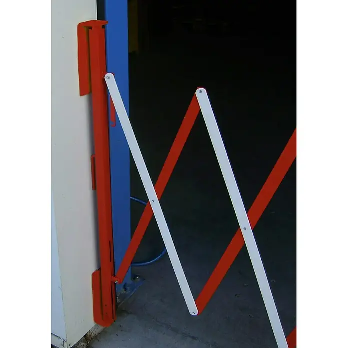 Surtido de clips de sujeción - Robusto - Imagen de una barrera extensible roja y blanca unida a un marco de puerta pintado de azul. Un detalle de seguridad para la industria y el comercio.