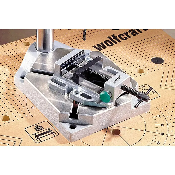 Wolfcraft Mordaza de sujeción - Anchura de sujeción: 80 mm - Tornillo de banco para taladro Wolfcraft sobre un banco de trabajo con orificios e indicaciones angulares.