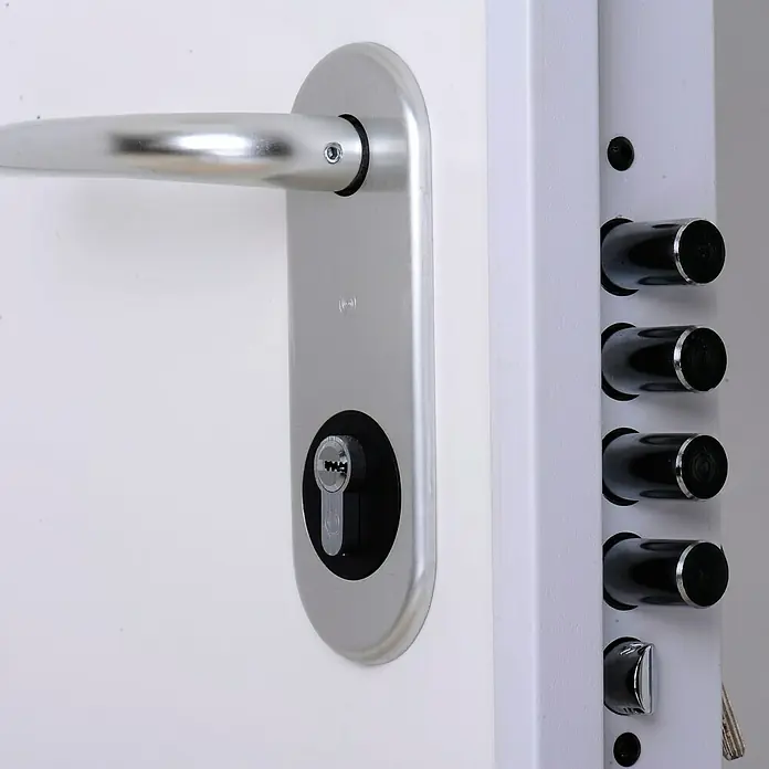 SegureStil Puerta de entrada exterior VH500 Serie V - 90 x 207 cm, Derecha, Blanco, Acorazada - Primer plano de una puerta de seguridad con un sistema de cierre robusto y una elegante manija plateada. Ideal para seguridad.