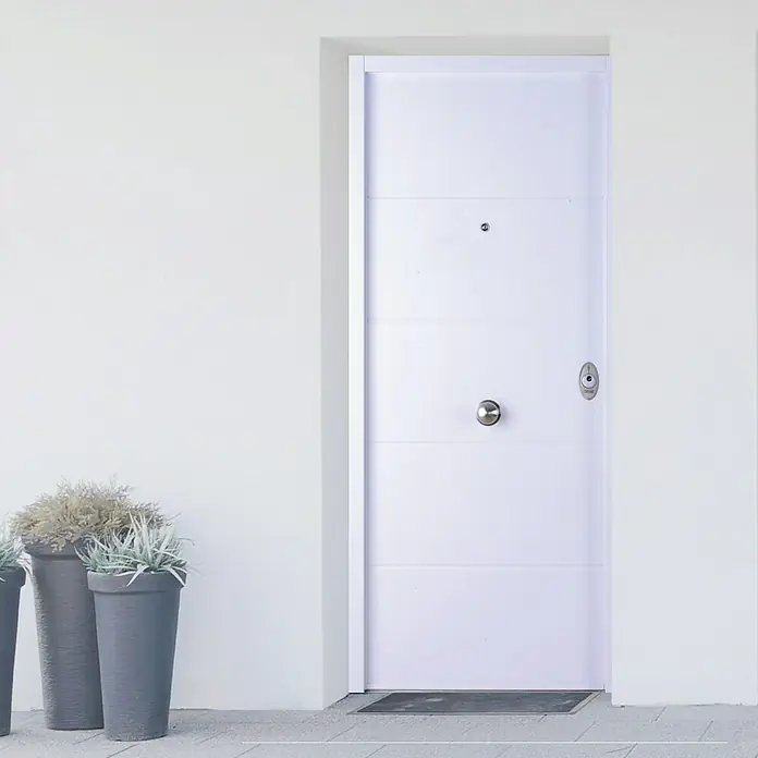 SegureStil Puerta de entrada exterior VH500 Serie V - 90 x 207 cm, Izquierda, Blanco, Acorazada - Una puerta blanca moderna con líneas horizontales y un pomo de puerta plateado frente a una pared blanca.