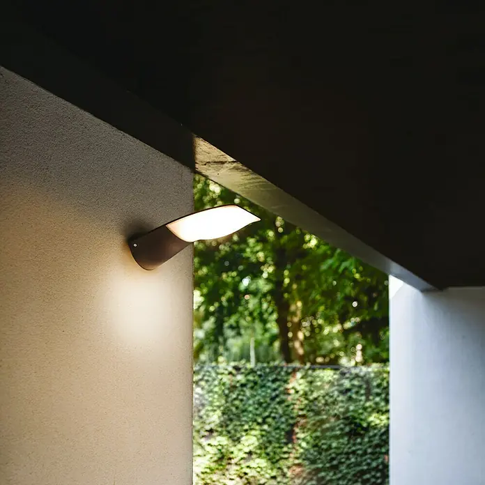 Lutec Aplique exterior LED Zerta - 30 W, 30,3 x 20 x 14,3 cm, Antracita, Opal, IP44 - Moderna lámpara de pared LED que ilumina la pared de una casa, proporcionando iluminación ambiental.