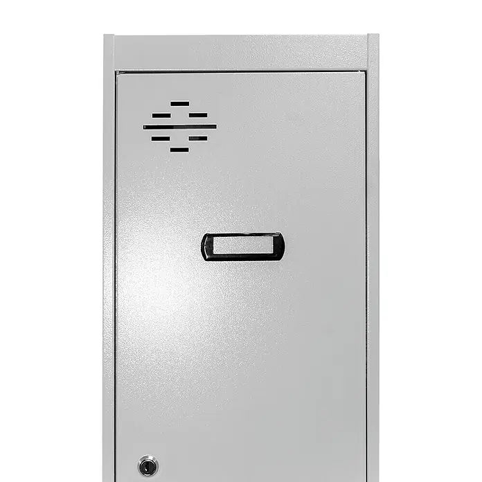 Simonrack Simonlocker Taquilla Single Incial Desmontada - L x An x Al: 30 x 50 x 180 cm, Gris/Gris - Primer plano de un armario metálico gris y robusto con ranuras de ventilación y un asa robusta, ideal para almacenamiento seguro.