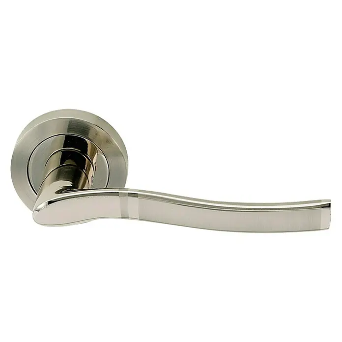 GDK Conjunto de picaporte A01-30A - Largo: 12 cm, Aluminio - Primer plano de una manija de puerta de níquel cepillado con un diseño elegante y moderno, combinando elegancia y funcionalidad.