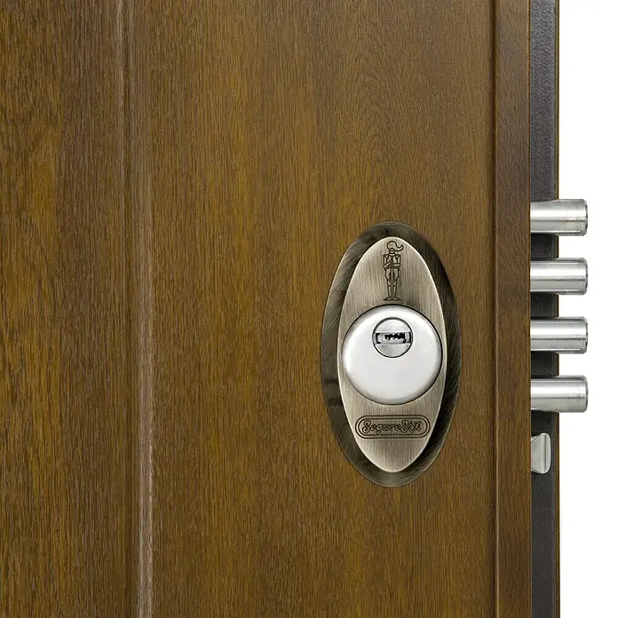 SegureStil Puerta de entrada exterior V500CC Serie V - 90 x 207 cm, Izquierda, Nogal, Acorazada - Primer plano de una puerta de madera con una cerradura Secure Kit, que combina seguridad y estilo.