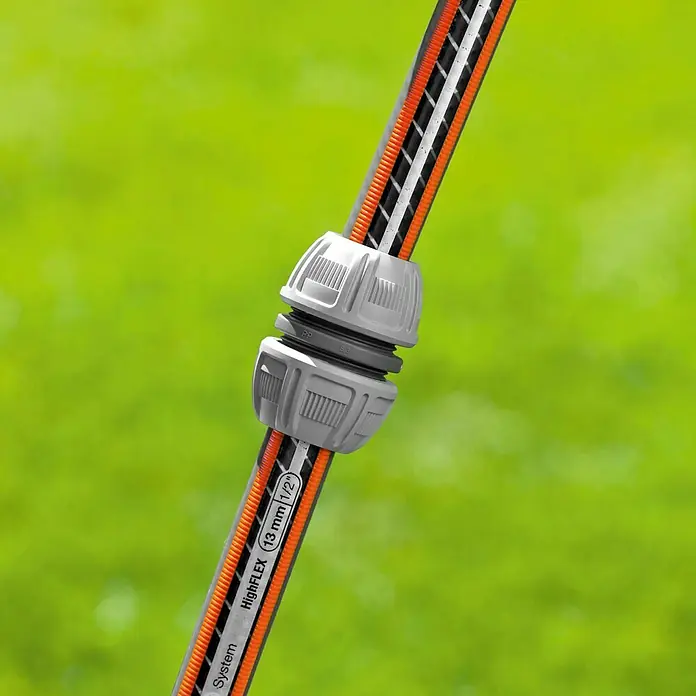 Gardena Reparador de manguera 13-15 mm - Ámbito de uso: Riego - Primer plano de un conector de manguera Gardena con la inscripción "HighFLEX (13 mm 1/2")".