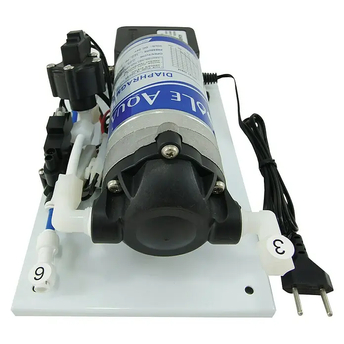 Bb agua Bomba de agua a presión - Apto para: Equipos de ósmosis - Vista del producto de una bomba de ósmosis inversa con conexiones y cable de alimentación sobre una placa blanca.
