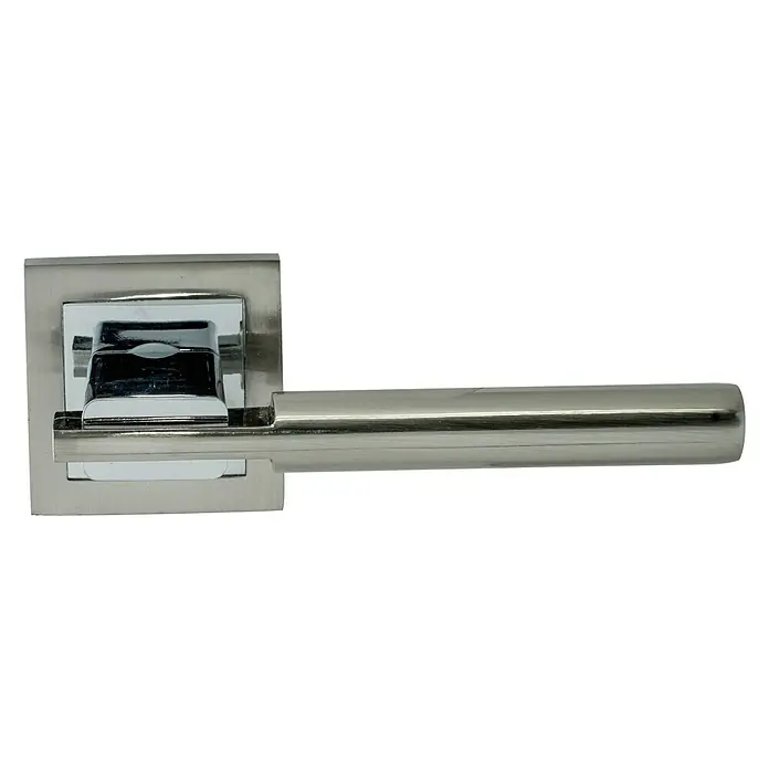 Micel Conjunto de picaporte R-868 - Aluminio - Primer plano de una manija de puerta cuadrada cromada con un mango cilíndrico pulido sobre un fondo negro.