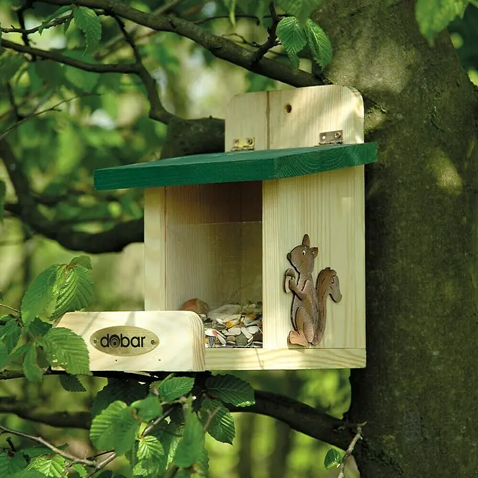 Dobar Eichhörnchenfutterstation - 23 x 16 x 22 cm, Kiefer - Holz-Futterhaus für Eichhörnchen zur Befestigung an Bäumen, mit "Dobar"-Logo und dekorativem Eichhörnchen-Motiv.