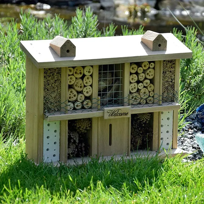 Dobar Insektenhotel Landsitz Superior - 47 x 12,5 x 34 cm, Eiche - Ein detailreiches Insektenhotel aus Holz und Naturmaterialien, das eine Vielzahl von Nistmöglichkeiten bietet und die Artenvielfalt fördert.