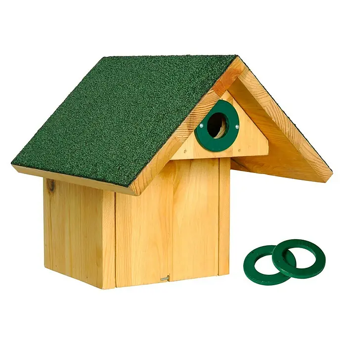 Dobar Nistkasten Räuberschutz - 25,5 x 29 x 25,5 cm, Natur/Grün, Holz - Ein hölzernes Vogelhaus mit grünem Dach und einem grünen Ring um das Einflugloch.