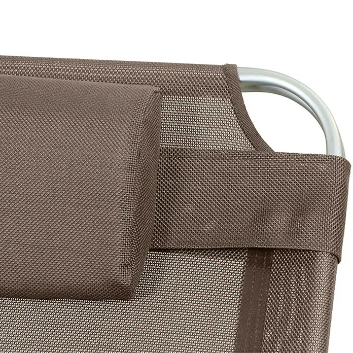 Siena Garden Gartenliege Sole Extra groß - Taupe, Aluminium, Rückenlehne verstellbar - Detailaufnahme eines braunen Liegestuhls mit Kopfstütze. Der Rahmen ist aus silberfarbenem Metall.