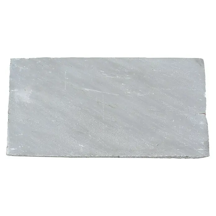 Terrassenplatte Delhi Grey - 60 x 30 x 2,5 cm, Grau, Sandstein - Nahaufnahme einer hellgrauen Steinplatte mit rauer Textur und unregelmäßigen Kanten, ideal für Gartenwege oder Terrassen.