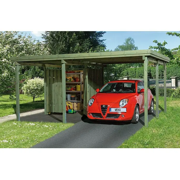 Weka Carport Memmingen - Außenmaß inkl. Dachüberstand (B x T): 5,12 x 4,33 m, Einzelcarport, Kesseldruckimprägniert - Ein rotes Auto steht unter einem WEKA Carport mit Geräteraum, der zusätzlichen Stauraum im Garten bietet.