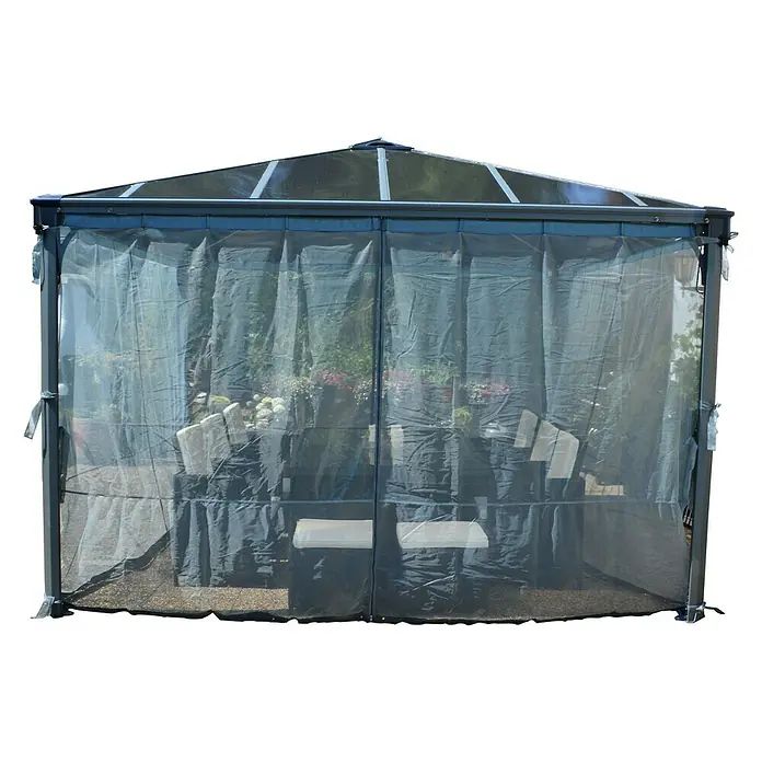 Palram – Canopia Fliegengitter-Vorhang für Pavillon Palermo - B x H: 360 x 217 cm - Ein grauer Pavillon mit durchsichtigen Vorhängen, der einen Tisch und Stühle im Garten bedeckt, bietet Schutz vor Wind und Wetter.