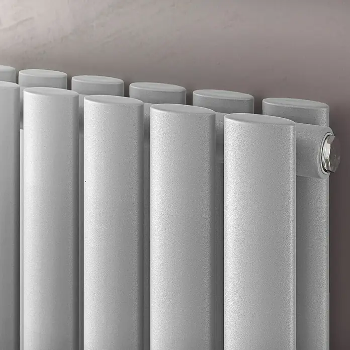 Ximax Raumheizkörper Fortuna Duplex - B x H: 584 x 1.800 mm, Wärmeleistung bei Vorlauftemperatur von 75 °C (D: 50): 1.735 W, Weiß - Nahaufnahme eines modernen, weißen Heizkörpers mit vertikalen Elementen, die Wärme und Stil vereinen.