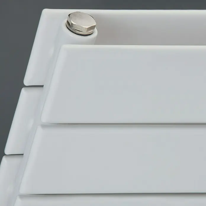 Ximax Raumheizkörper P1 Duplex Horizontal - B x H: 1.200 x 520 mm, Wärmeleistung bei Vorlauftemperatur von 75 °C (D: 50): 1.038 W, Weiß - Nahaufnahme eines Heizkörpers mit weißer Oberfläche und einem silbernen Verschlussstopfen.