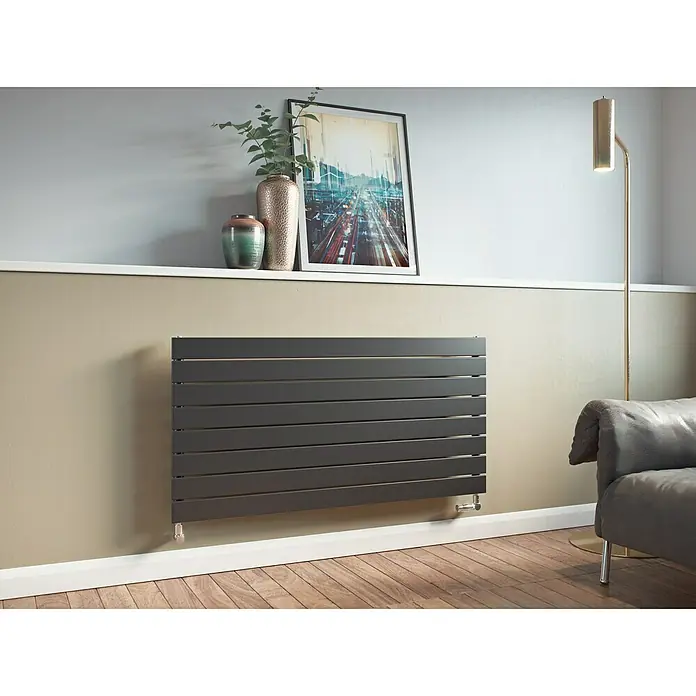 Ximax Raumheizkörper P1 Horizontal - B x H: 595 x 1.000 mm, Wärmeleistung bei Vorlauftemperatur von 75 °C (D: 50): 634 W, Anthrazit - Ein moderner, horizontaler Heizkörper in Anthrazit hängt an einer Wand im Wohnzimmer. Das Design ist schlicht und elegant.
