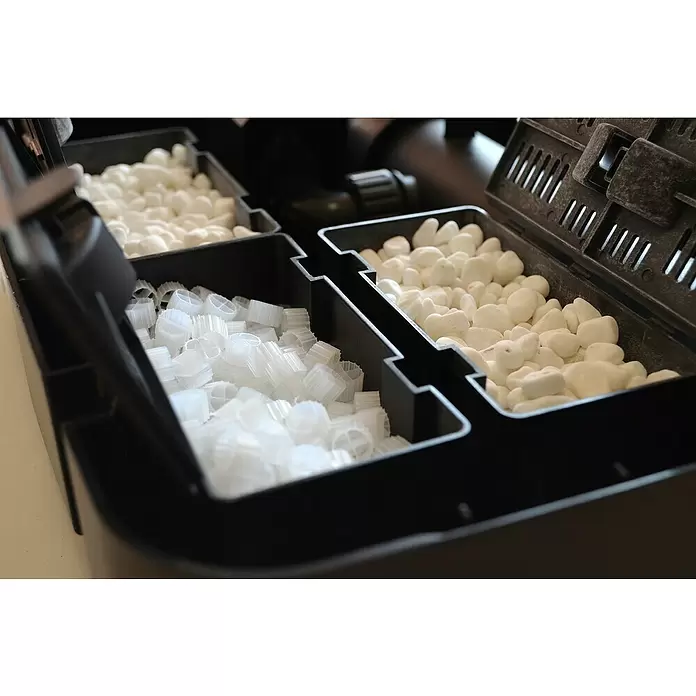 Heissner Durchlauffilter-Set - 33 W, Teichgröße: 8.000 l - Weißes biologisches Filtermaterial: Kunststoffringe und Keramikkugeln in schwarzen Filterkörben.