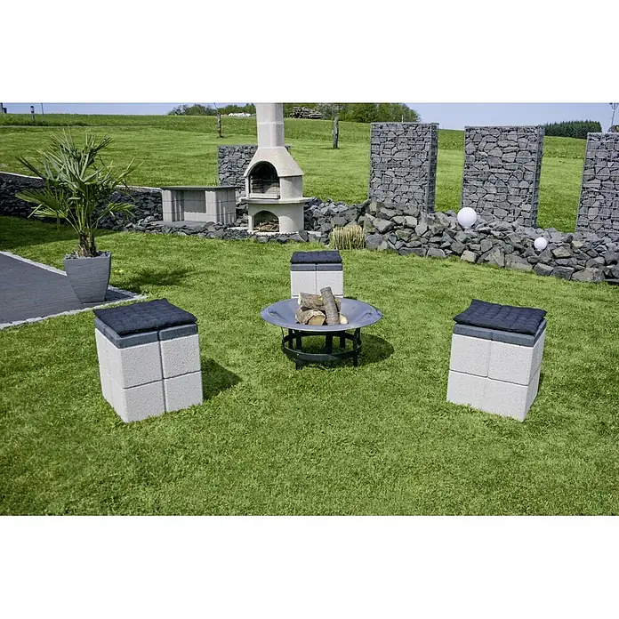Christoph Gartenmauer Ambienta - 40 x 20 x 20 cm, Weiß, Beton - Outdoor-Feuerstelle mit Sitzgelegenheiten aus Beton und gemütlichen Kissen für entspannte Abende im Garten.