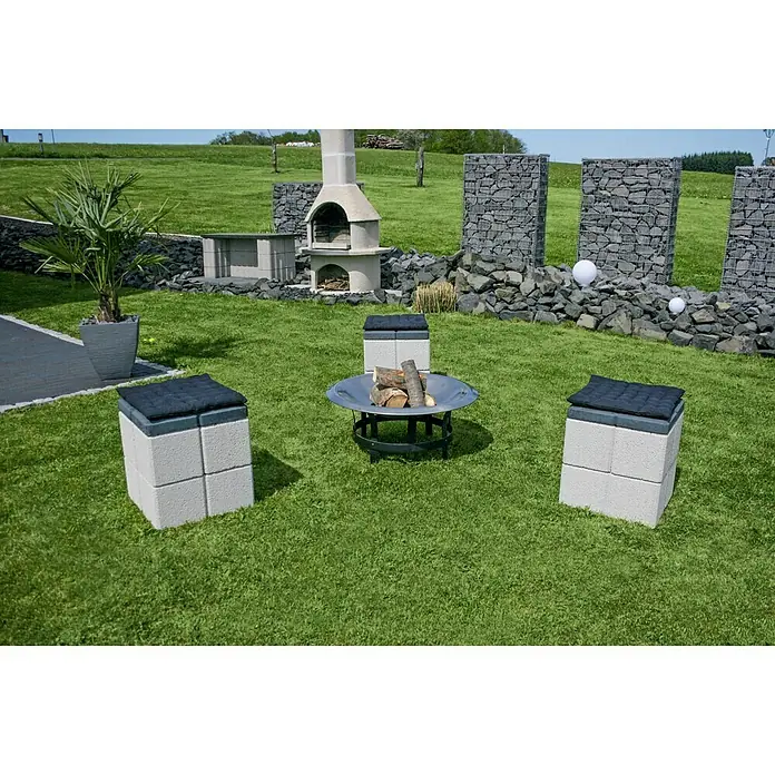 Christoph Gartenmauer Ambienta40 x 20 x 20 cm, Weiß, Beton - Outdoor-Feuerstelle mit Sitzgelegenheiten aus Beton und gemütlichen Kissen für entspannte Abende im Garten.