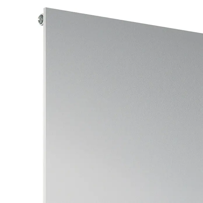 Ximax Raumheizkörper P1 Plan - B x H: 595 x 1.800 mm, Wärmeleistung bei Vorlauftemperatur von 75 °C (D: 50): 893 W, Weiß - Nahaufnahme einer modernen, silberfarbenen Heizplatte mit subtiler Textur und minimalistischem Design.