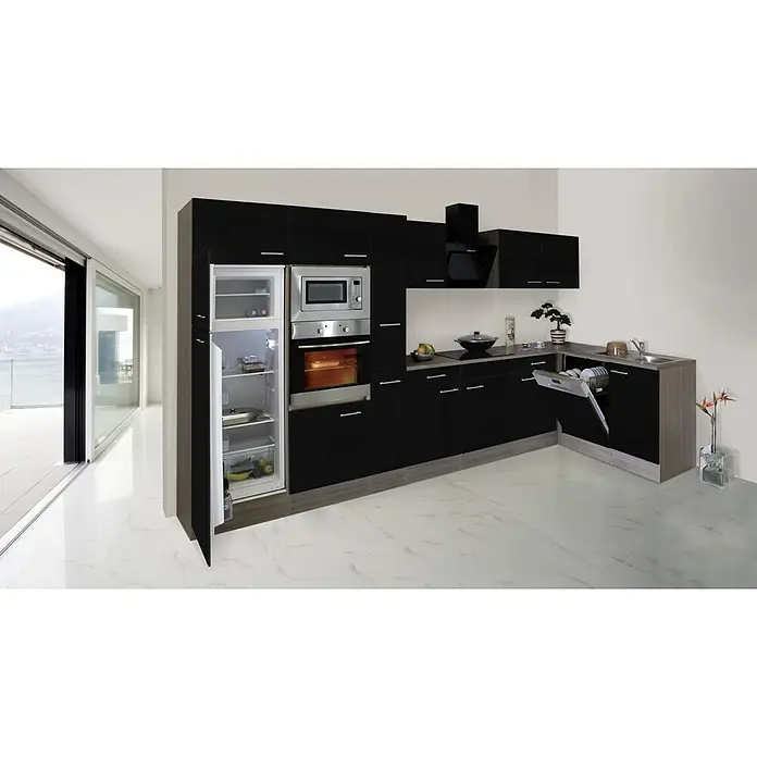 Respekta Winkelküche Oliver - B x T: 370 x 172 cm, Schwarz, Mit Elektrogeräten - Modernes Küchendesign mit schwarzen Schränken, integrierten Geräten und Marmorboden. Ein offener Kühlschrank ist gut sichtbar.