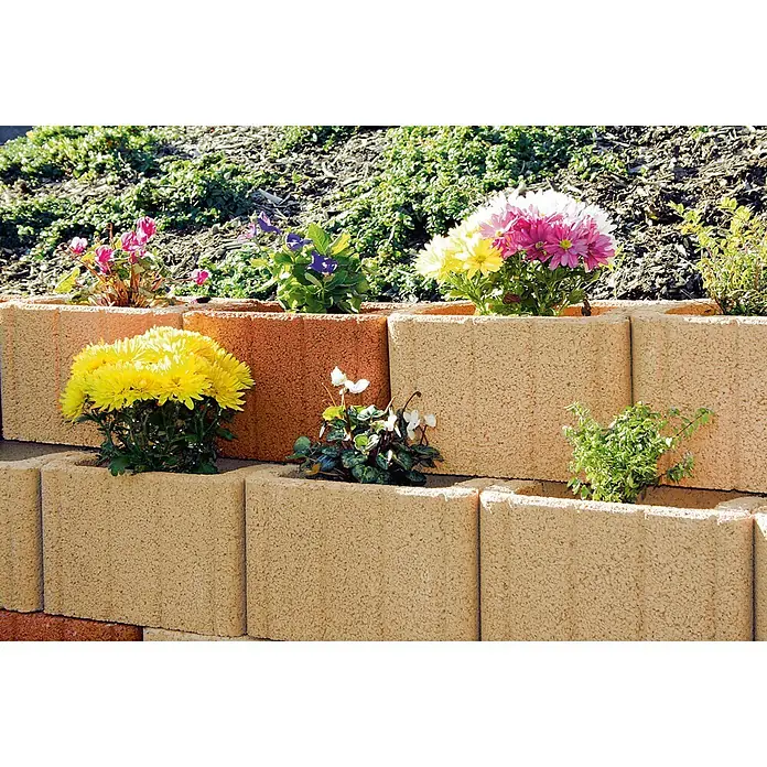 Christoph Pflanzstein MultisteinMediterran, 45 x 30 x 30 cm, Beton - Hier ist ein Foto von gestapelten Pflanzsteinen, die mit bunten Blumen bepflanzt sind und so eine attraktive Terrassierung bilden.