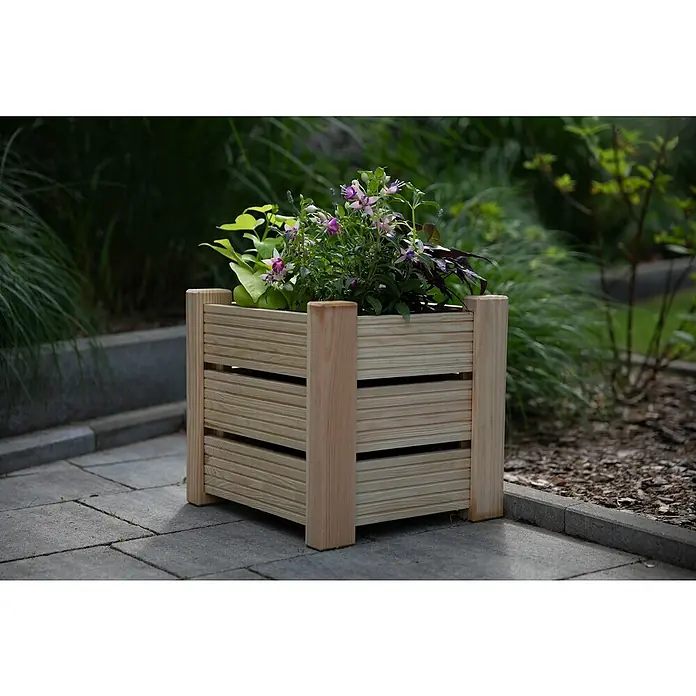 Pflanzkübel eckig Sunset - Außenmaß (L x B x H): 34 x 36 x 33 cm, Holz, Natur - Nahaufnahme einer hölzernen Pflanzkiste mit bunten Blumen auf einer gepflasterten Fläche im Freien.
