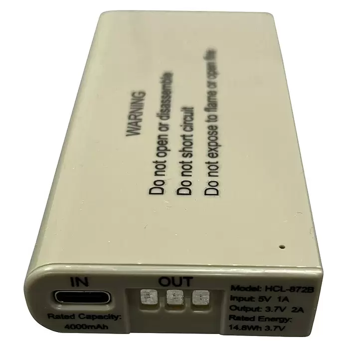 Camargue Ersatz-Akku - 5 V - Helle, beige Powerbank mit IN/OUT-Anschlüssen, Kapazität und Warnhinweisen.