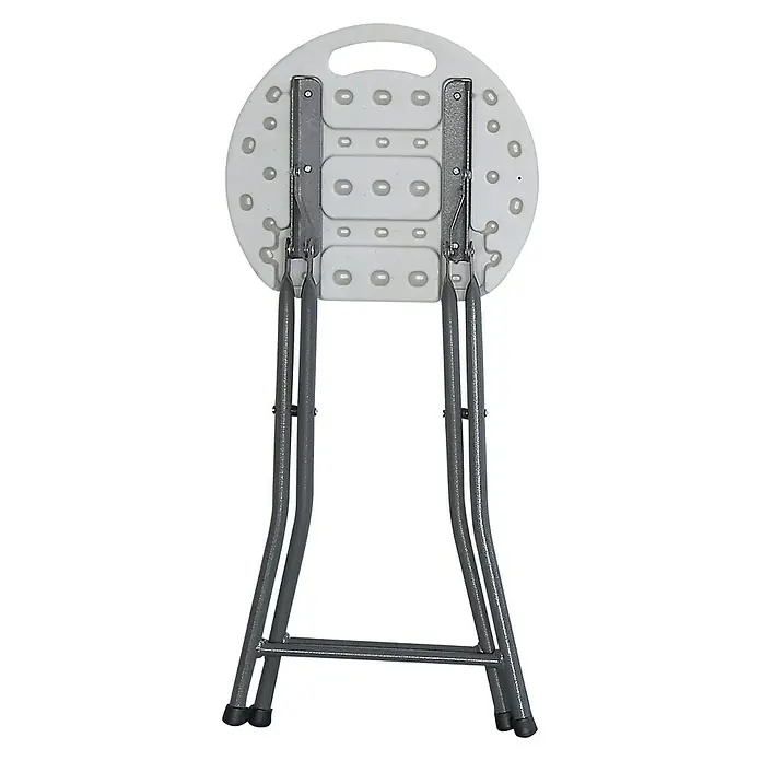 Taburete de jardín Every - Ø x Al: 31 x 45 cm, Blanco roto, HDPE/Acero - Vista de un taburete plegable redondo plegado con estructura metálica gris y asiento blanco. El taburete es compacto y fácil de guardar.