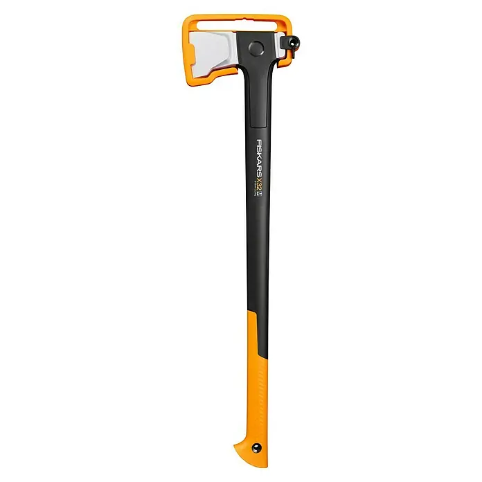 Fiskars X-series Spaltaxt X32 - Länge: 81,5 cm - Eine Fiskars X32 Spaltaxt mit einem schwarzen Griff und einer orangefarbenen Schutzhülle für die Klinge ist auf schwarzem Hintergrund abgebildet.