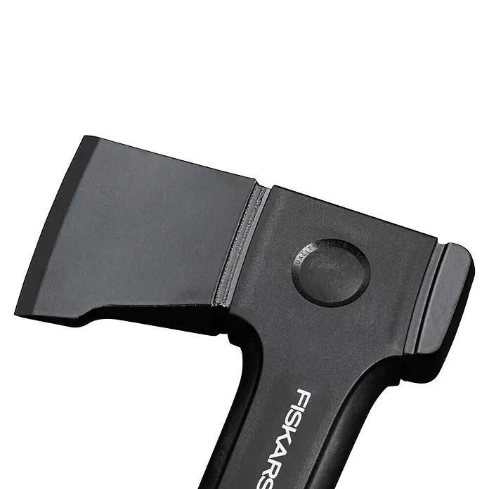 Fiskars X-series Universalaxt X14 - Länge: 35,5 cm - Nahaufnahme einer Fiskars Axt mit schwarzem Kopf und Griff, Fokus auf Qualität und Design für effizientes Hacken.