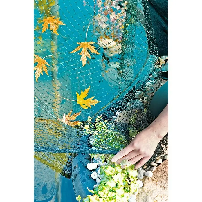 Heissner Teichnetz inklusive Erdspieße - L x B: 800 x 400 cm - Ein Teichnetz liegt über einem Gartenteich und fängt Blätter auf. Das Netz schützt den Teich vor Laub und Schmutz.