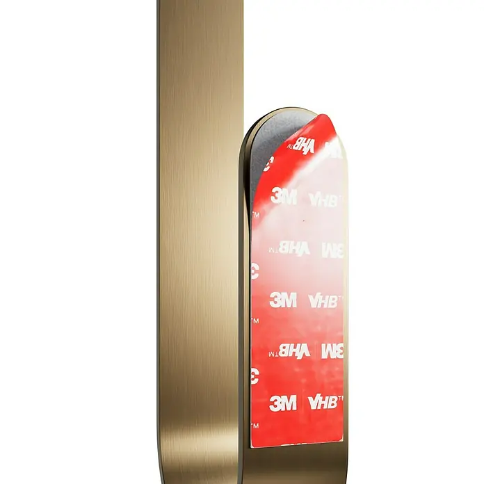Camargue Antwerpen Ersatzpapierrollenhalter - Kupfer, Matt - Nahaufnahme einer goldenen Wandbefestigung mit rotem 3M VHB-Klebeband. Perfekt für eine einfache und zuverlässige Montage.