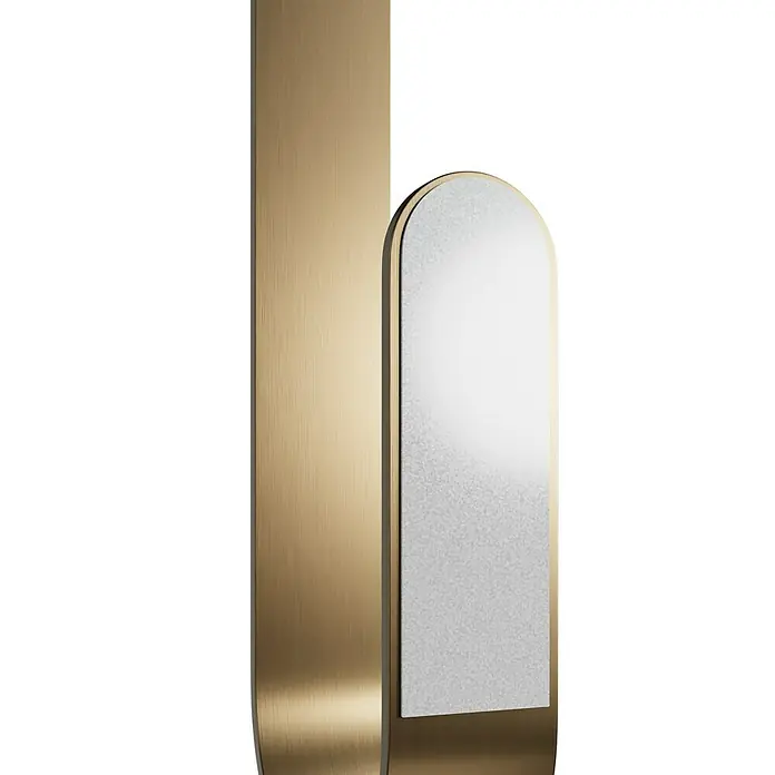 Camargue Antwerpen Ersatzpapierrollenhalter - Kupfer, Matt - Eine elegante Innenarchitekturaufnahme, die einen schmalen, hohen Standspiegel mit gebogenem Oberteil und goldenem Rahmen vor schwarzem Hintergrund zeigt.