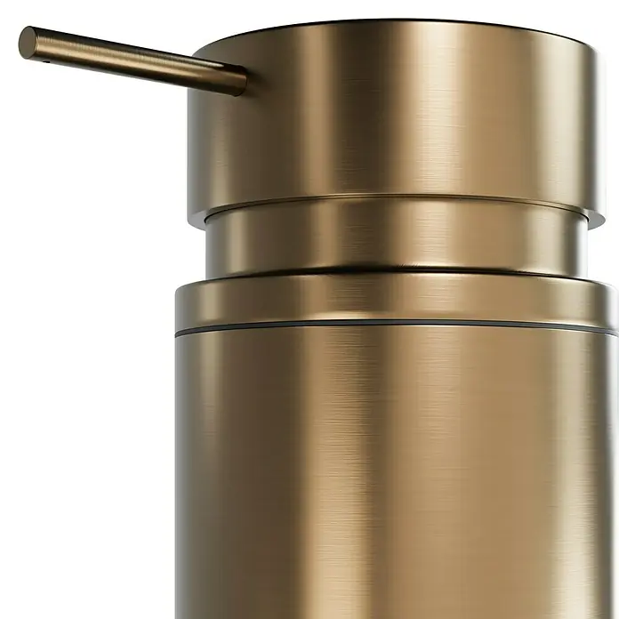 Camargue Antwerpen Seifenspender - Edelstahl, Kupfer - Nahaufnahme eines eleganten, goldenen Seifenspenders mit gebürsteter Oberfläche und minimalistischem Design.