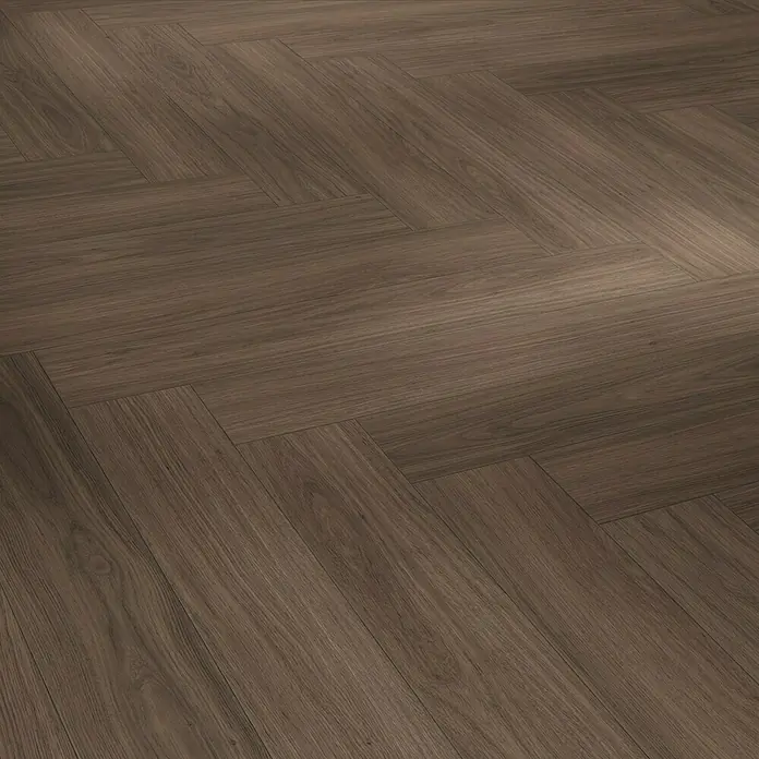 Parador Designbodenmuster Modular ONE Eiche Artemis kaffeebraun - 200 x 140 x 9 mm, Fischgrät - Nahaufnahme von braunem Fischgrätenparkett, das die Holzstruktur und das Verlegemuster hervorhebt. Perfekt für moderne Innenräume.