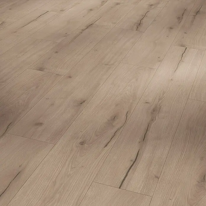 Parador Designbodenmuster Modular ONE Eiche Helios grau - 200 x 194 x 8 mm, Landhausdiele - Nahaufnahme des Laminatbodens mit Holzstruktur, ideal für moderne Innenräume. Die helle Farbgebung sorgt für eine freundliche Atmosphäre.