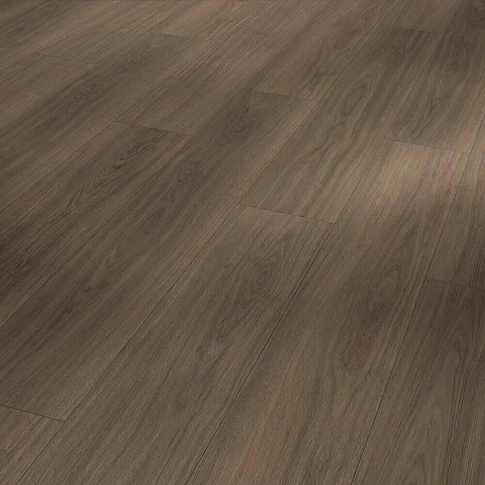 Parador Designbodenmuster Modular ONE Eiche Artemis kaffeebraun - 200 x 194 x 8 mm, Landhausdiele - Nahaufnahme eines eleganten, dunkelbraunen Laminatbodens, der eine warme und einladende Atmosphäre ausstrahlt.