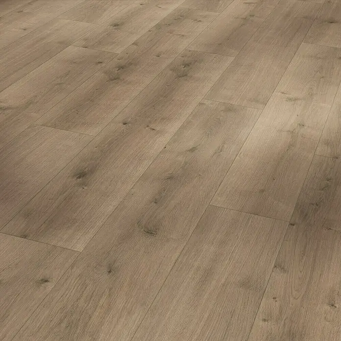 Parador Designbodenmuster Modular ONE Eiche Pure perlgrau - 200 x 194 x 8 mm, Landhausdiele, Pergrau - Nahaufnahme von Laminatboden in warmen Brauntönen, der eine natürliche Holzoptik mit Maserung und Textur detailreich wiedergibt.