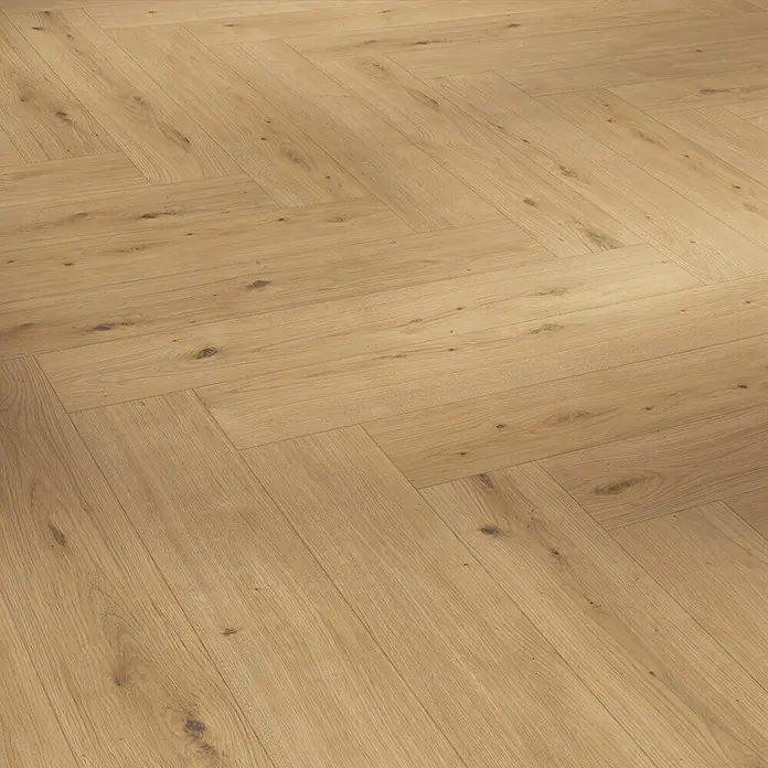Parador Designbodenmuster Modular ONE Eiche Atmosphere natur - 200 x 140 x 9 mm, Fischgrät - Nahaufnahme eines hellen Fischgrätparketts mit sichtbarer Holzstruktur und subtilen Farbvariationen.