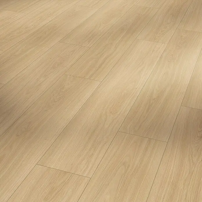 Parador Designbodenmuster Modular ONE Eiche Artemis natur - 200 x 194 x 8 mm, Landhausdiele - Nahaufnahme von hellem Laminatboden, der eine warme, natürliche Holzoptik mit subtilen Maserungen und sanftem Glanz bietet.