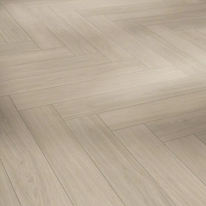 Parador Designbodenmuster Modular ONE Eiche Artemis pearl - 200 x 140 x 9 mm, Fischgrät - Nahaufnahme eines hellen Holzlaminatbodens im Fischgrätmuster, der eine elegante und moderne Raumgestaltung zeigt.